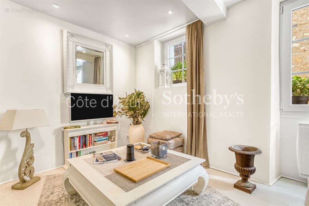 Maison à CHATEAUNEUF-GRASSE