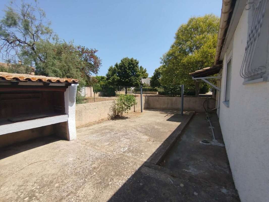 PEZENAS centre  Plain-pied rénové avec jardin arboré - photo 13