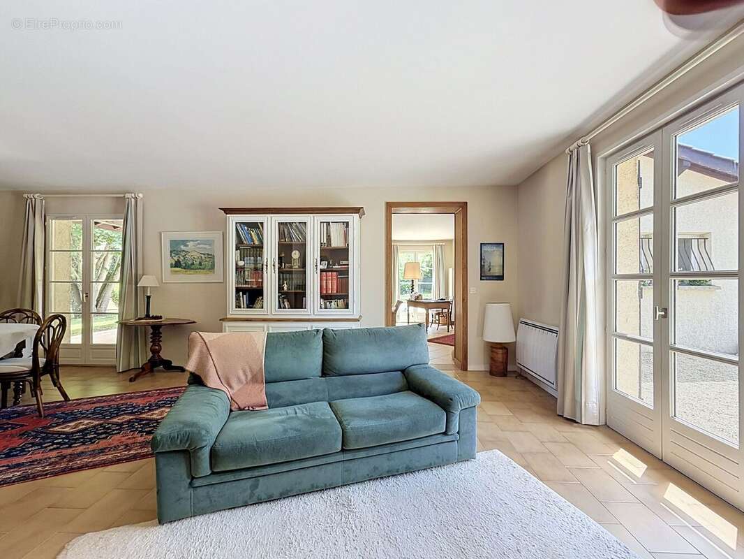 Maison 190 m² à Charbonnieres-Les-Bains  - photo 6