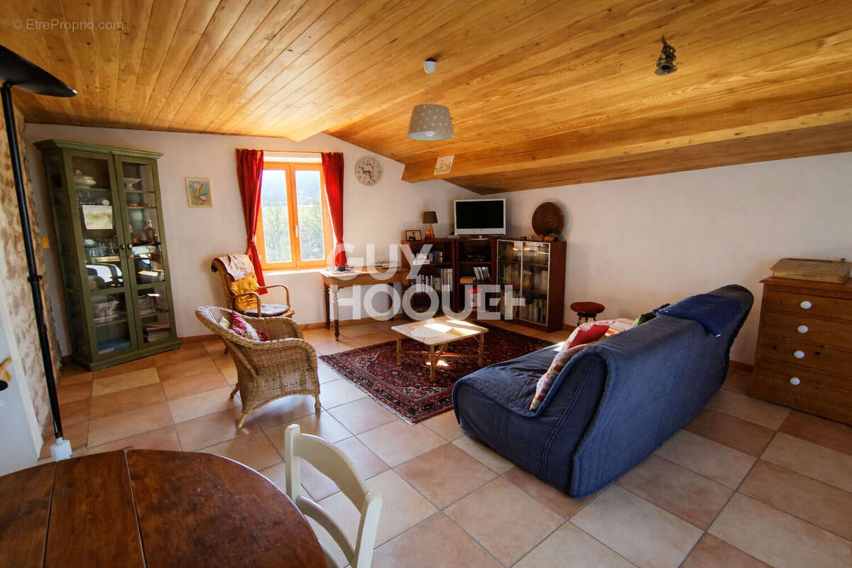 Maison à LA VALLA-SUR-ROCHEFORT