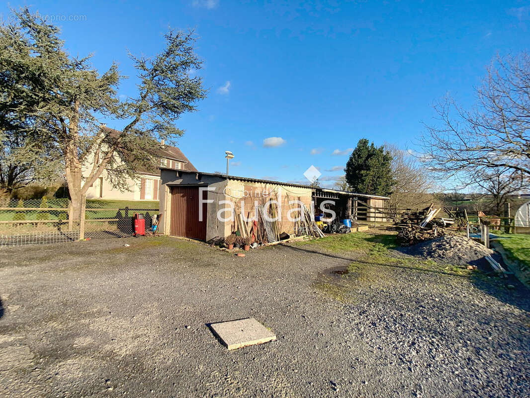 Maison à CONDE-SUR-VIRE