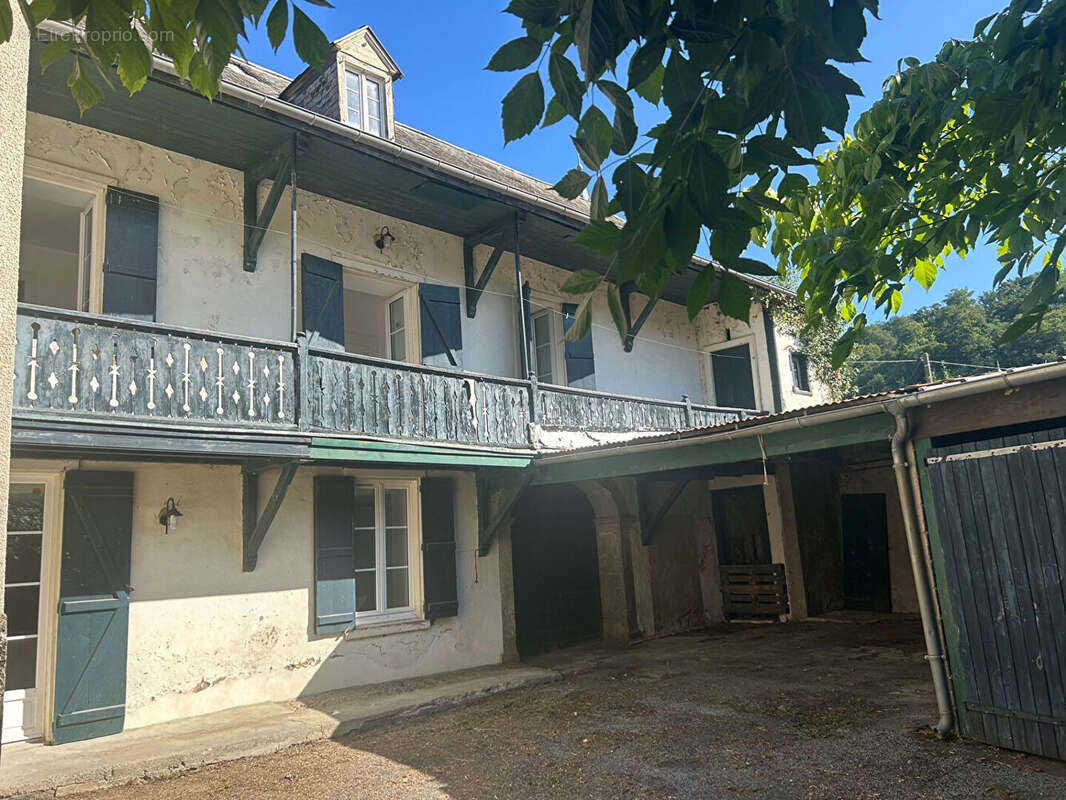 Maison de caractère rénovée avec cour et garages - photo 2