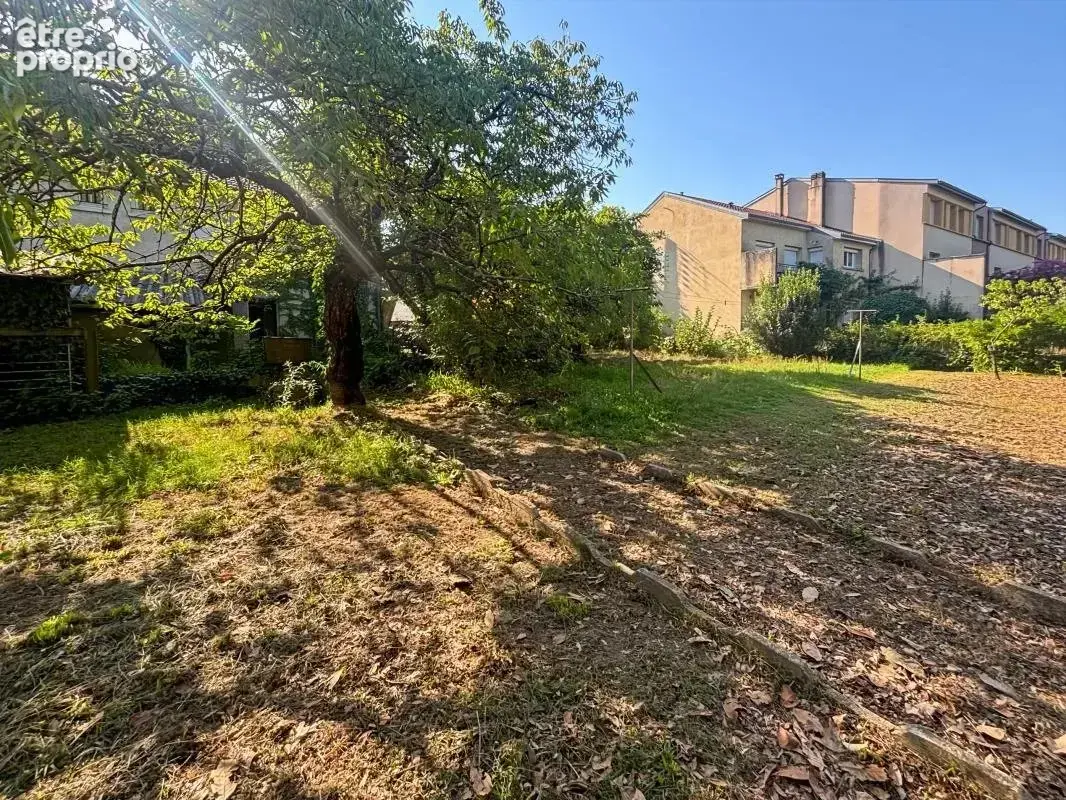 PÉRIGUEUX – Maison avec jardin, garages et accès direct à la voie verte - photo 2