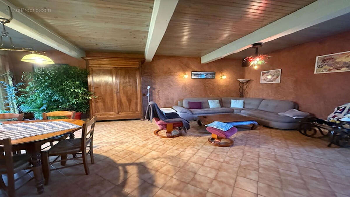 Propriété en pleine nature, avec 10 hectares, piscine et dépendances. - photo 6
