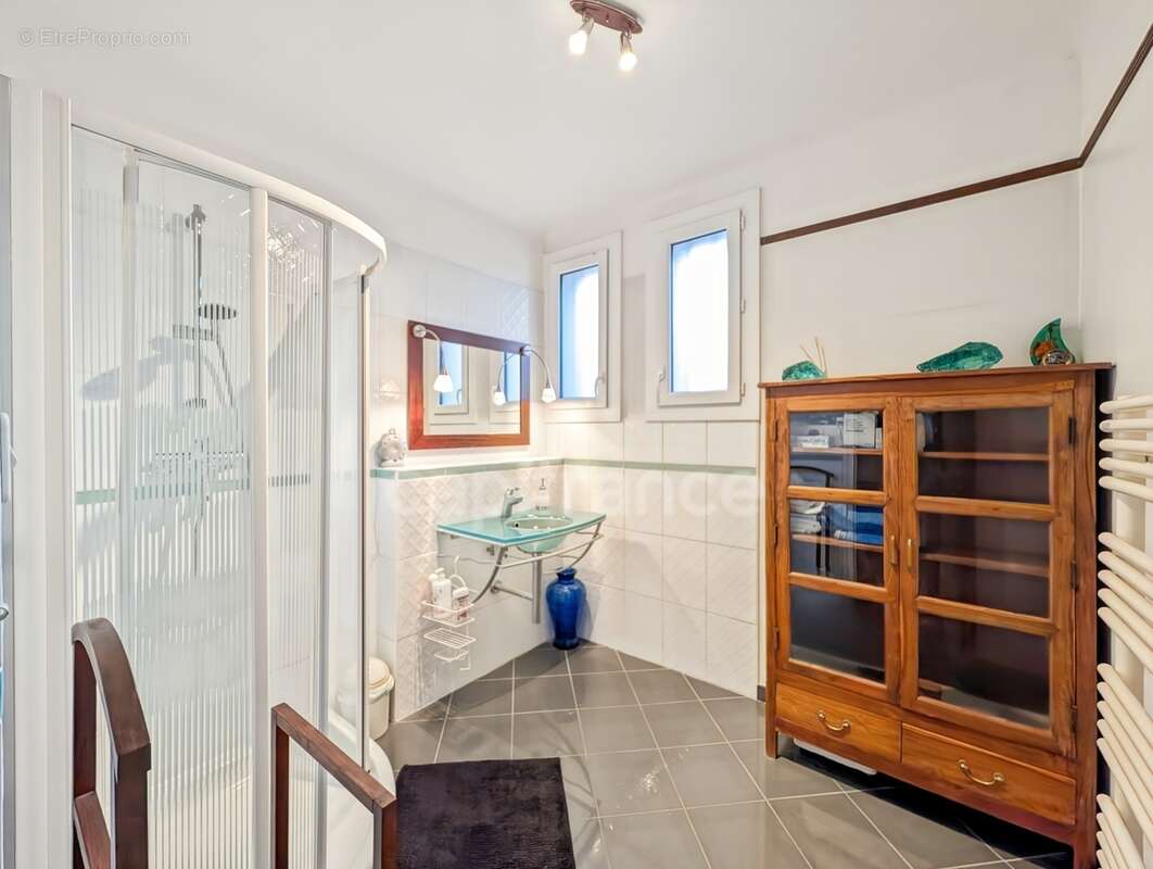 A vendre à 5 mn de Chalon-Sur-Saône (71) cette villa authentique de 189 m² 7 pièces 5 chambres 1 bureau et terrain de 2310 m² - photo 10