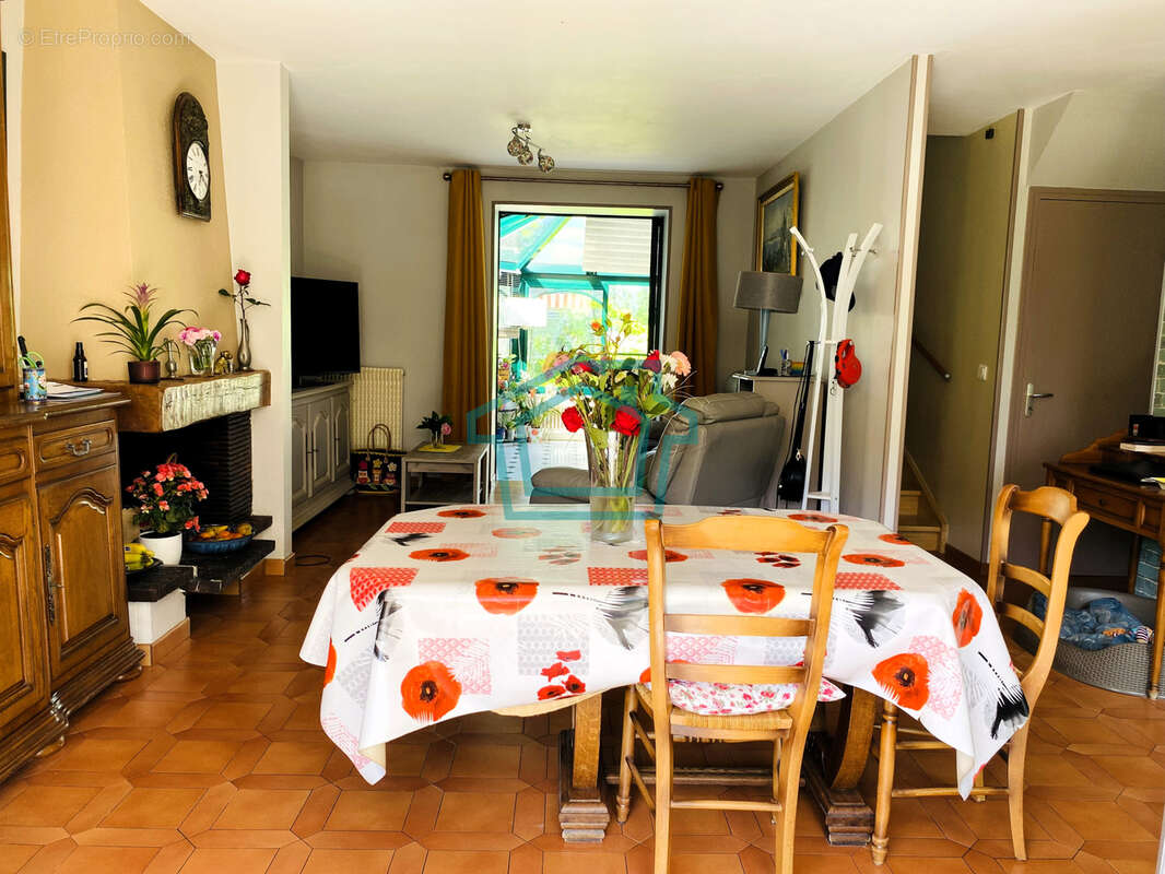 Maison à LA QUEUE-LES-YVELINES