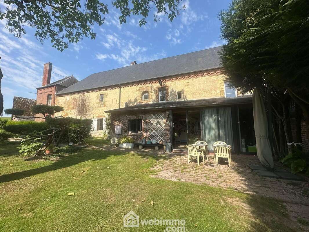 D'une surface habitable de 270 m² - Maison à MONTIGNY-SOUS-MARLE