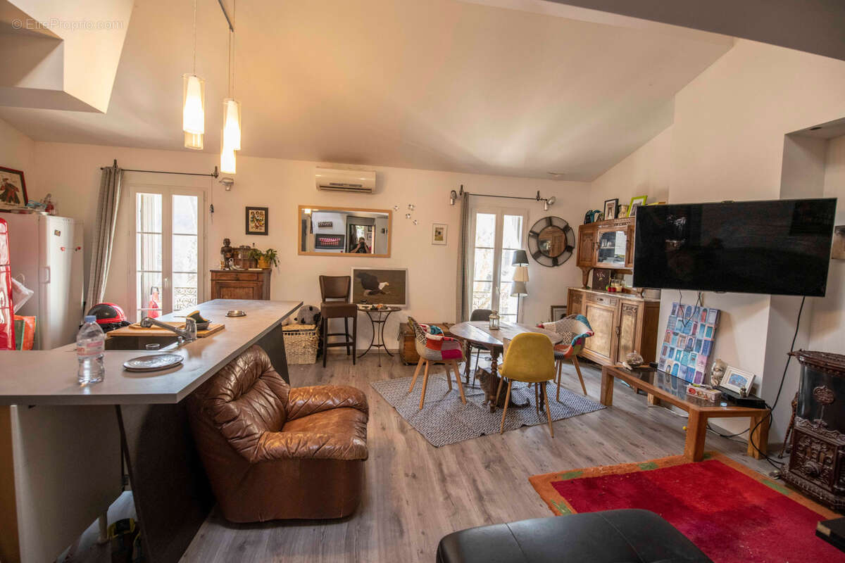 Commerce à SAINT-SATURNIN-DE-LUCIAN