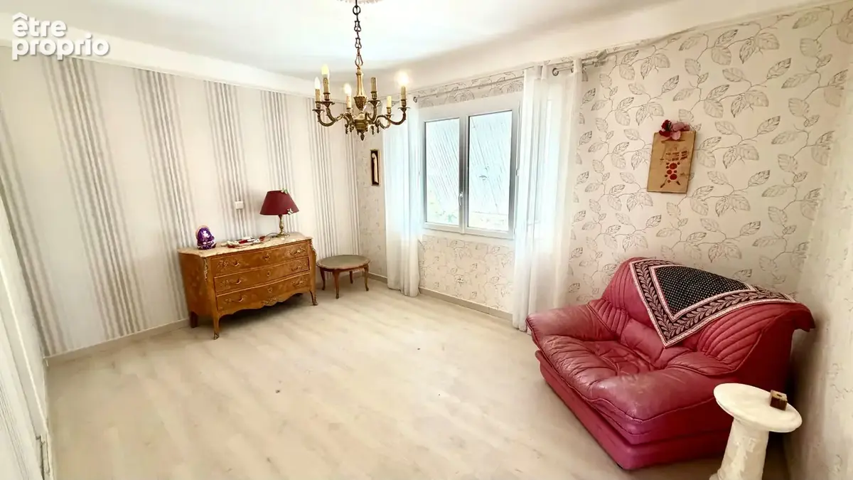 Maison  au calme, proche du centre sur 342 m² de jardin constructible. - photo 8