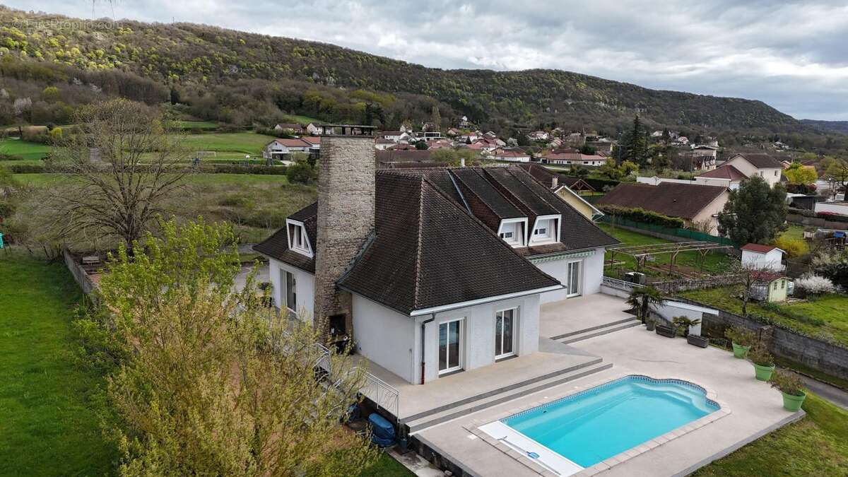 Maison à LEYRIEU