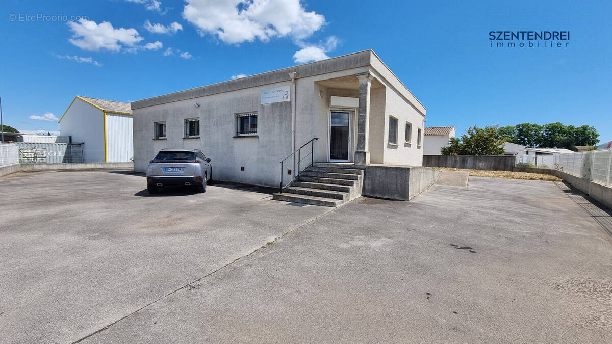 Local professionnel à vendre Lunel Szentendrei immobilier - Commerce à LUNEL