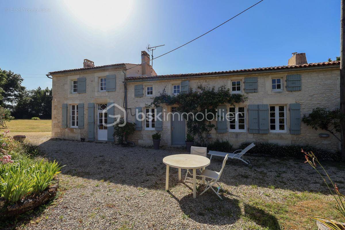 Maison à CORME-ROYAL
