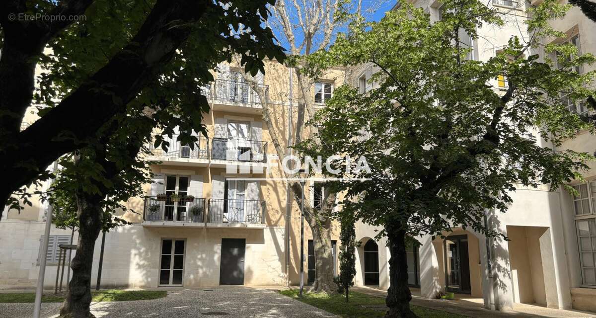 Villeneuve-lès-Avignon centre – T2 avec balcon et parking privatif - photo 3