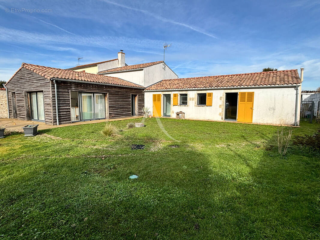 Maison à SAINTE-RADEGONDE-DES-NOYERS