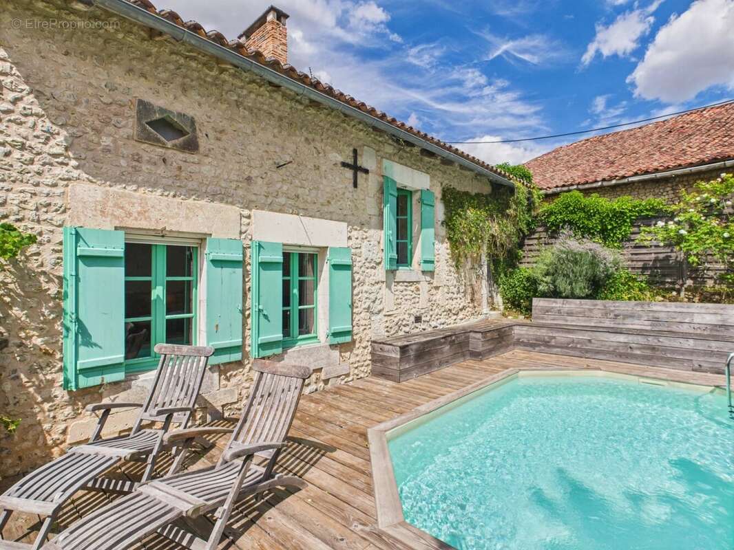 Maison à MONTIGNAC-LE-COQ