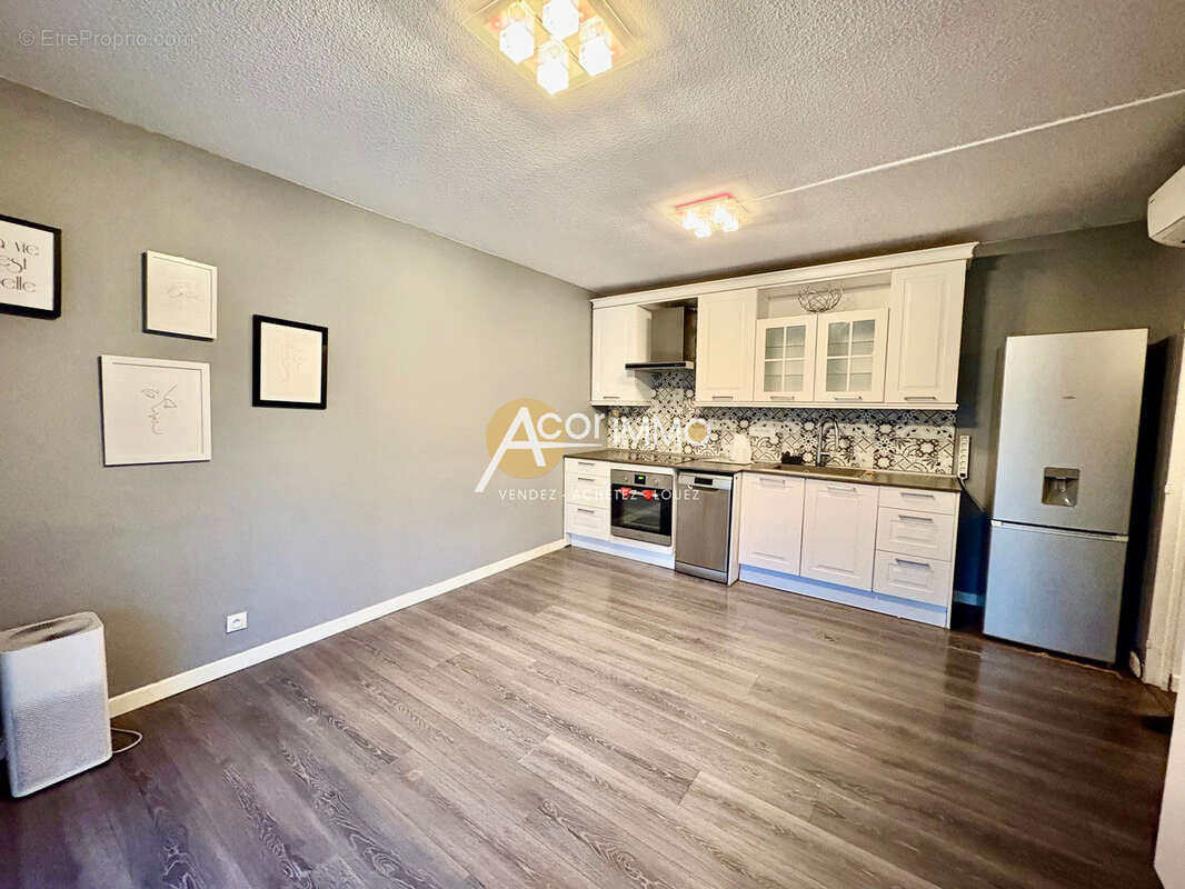 COUP DE COEUR-Bel appartement  2 CHAMBRES en REZ DE JARDIN et 1 Parking privatif - photo 4