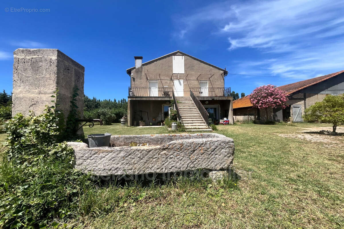 Maison 400 m² à Le Tholonet  - photo 2