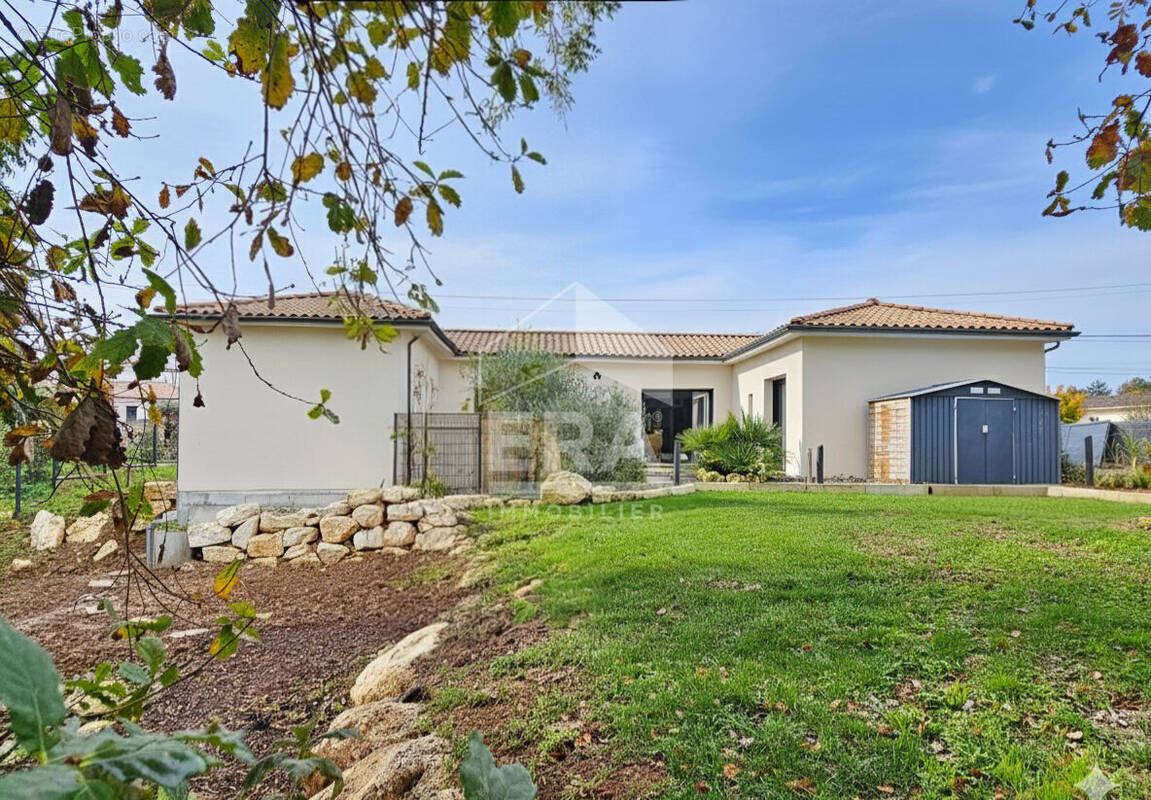 Maison à ROULLET-SAINT-ESTEPHE