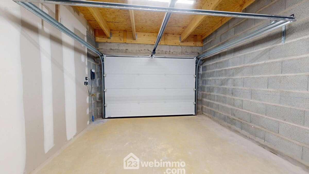 Garage avec porte automatique. - Maison à SAINT-HILAIRE-LA-FORET