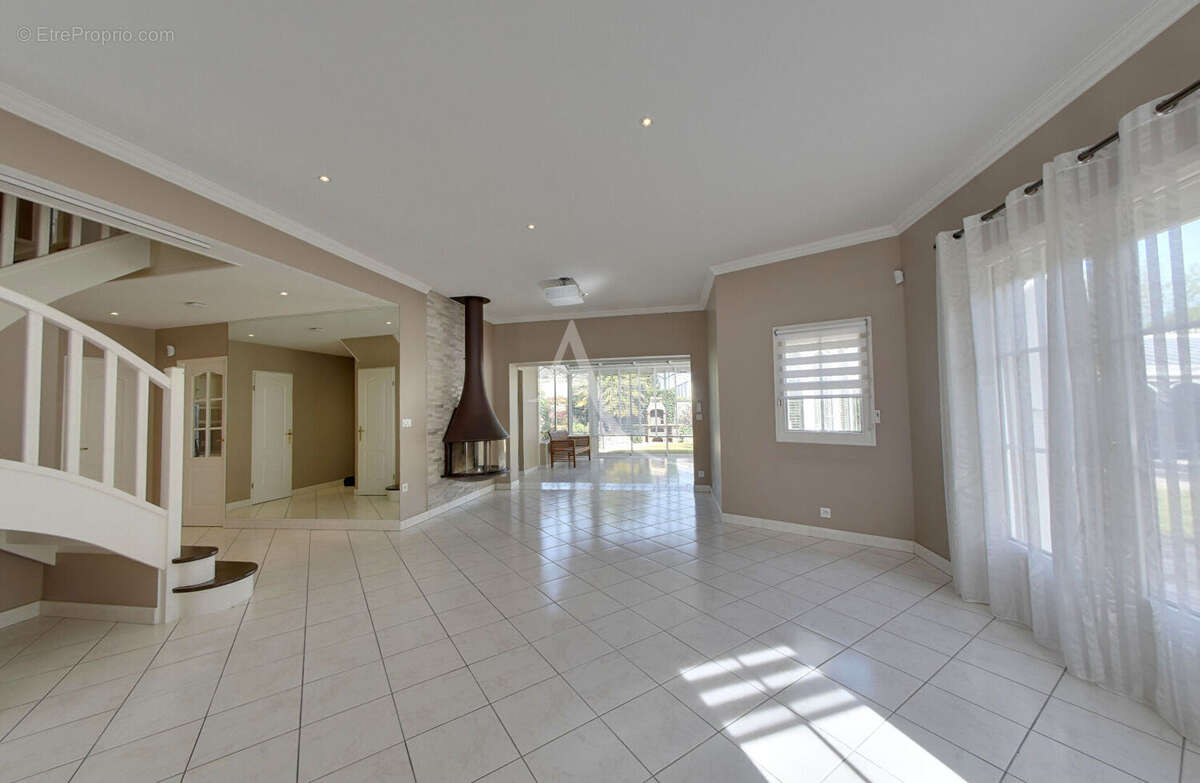 Maison à OZOIR-LA-FERRIERE