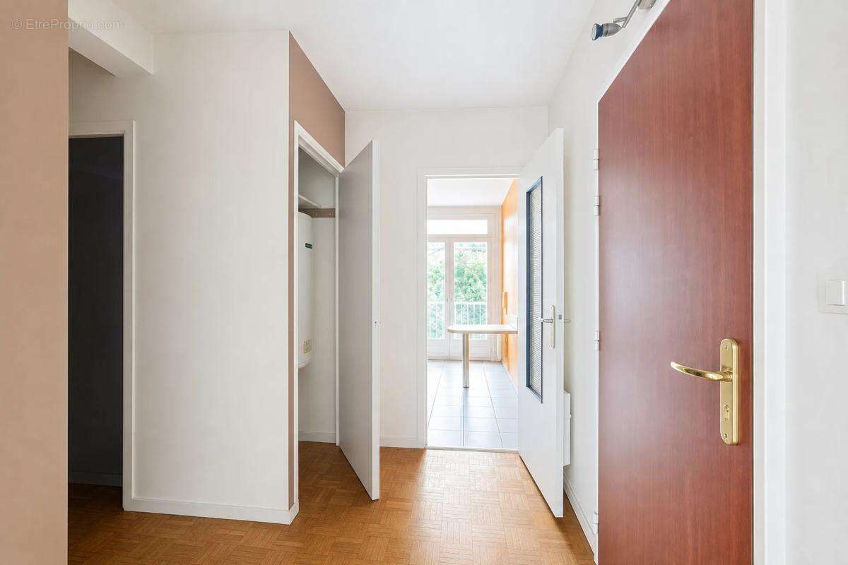 55 m² lumineux avec 2 balcons, à 5 min de la République - photo 4