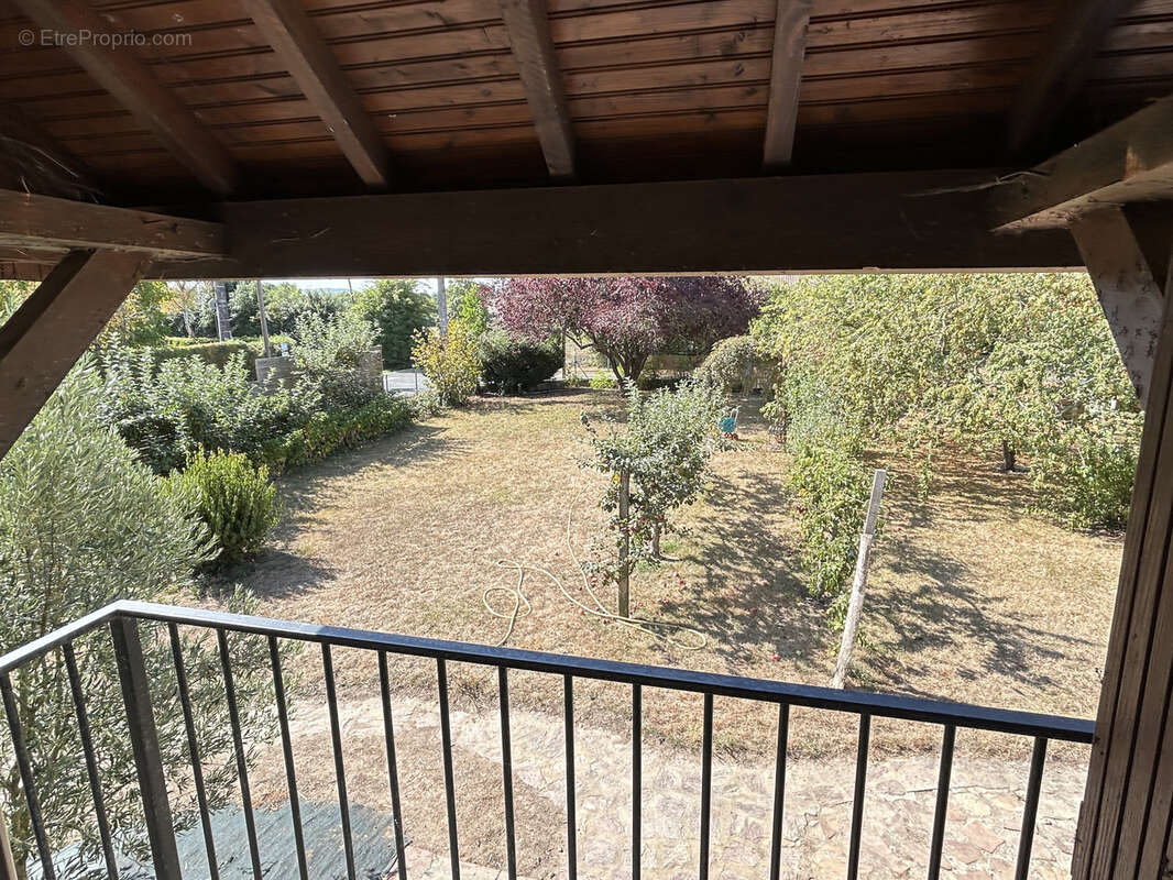 Une maison en pierres et tuiles de pays d'environ 160m2 comprenant: -Au rez-de-chaussée: cuisine aménagé avec - photo 19