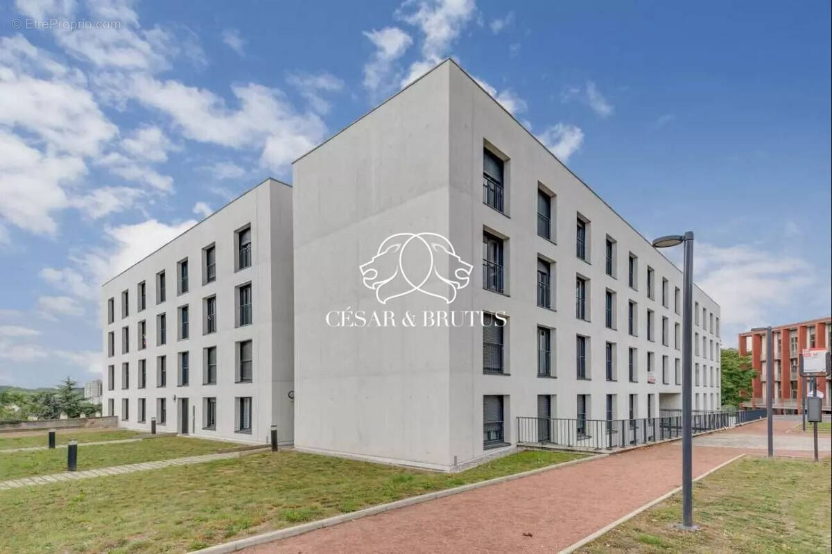 Appartement à PIERRE-BENITE