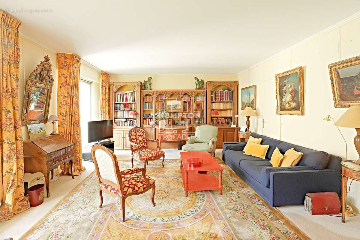 Appartement à PARIS-16E