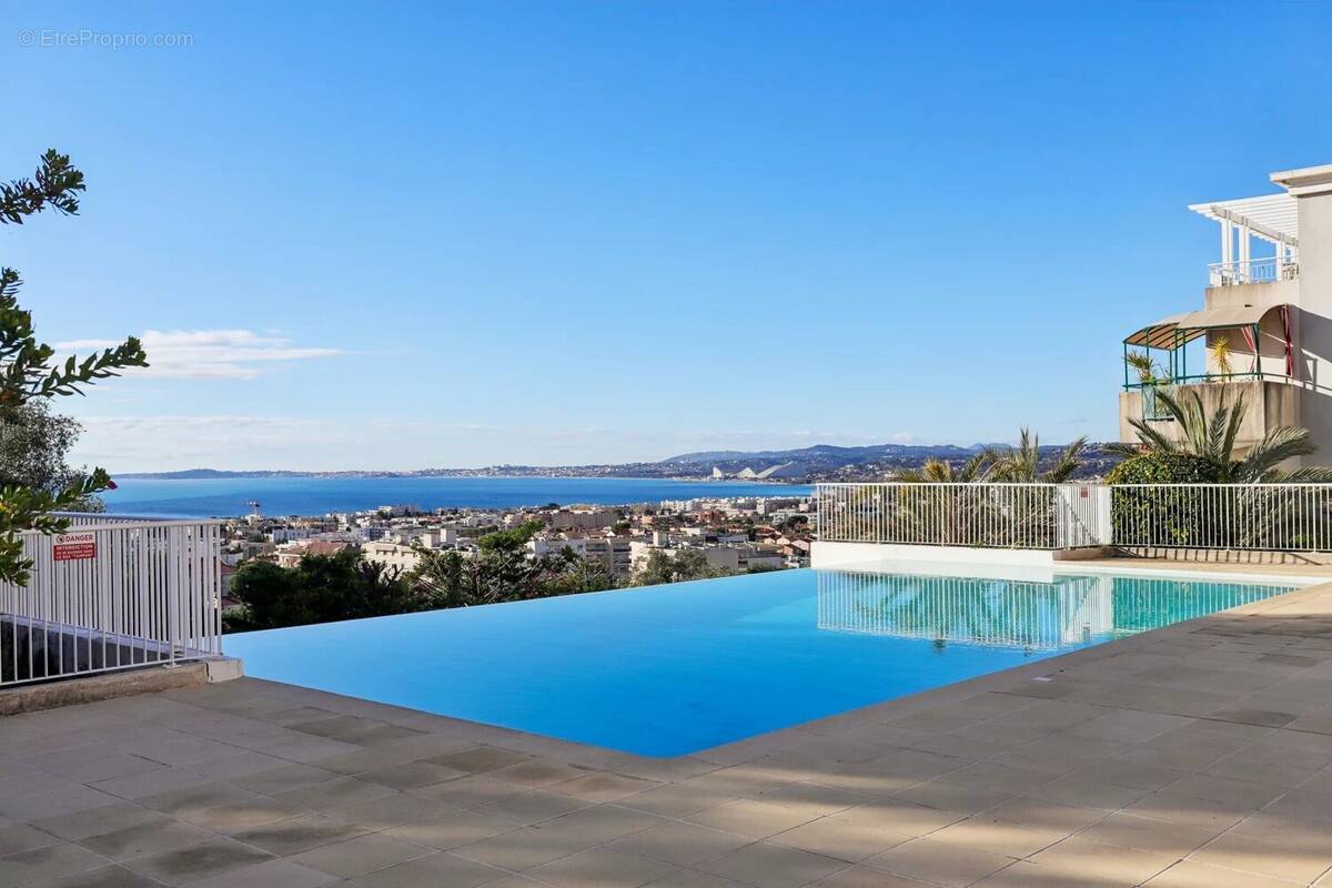 Appartement à SAINT-LAURENT-DU-VAR