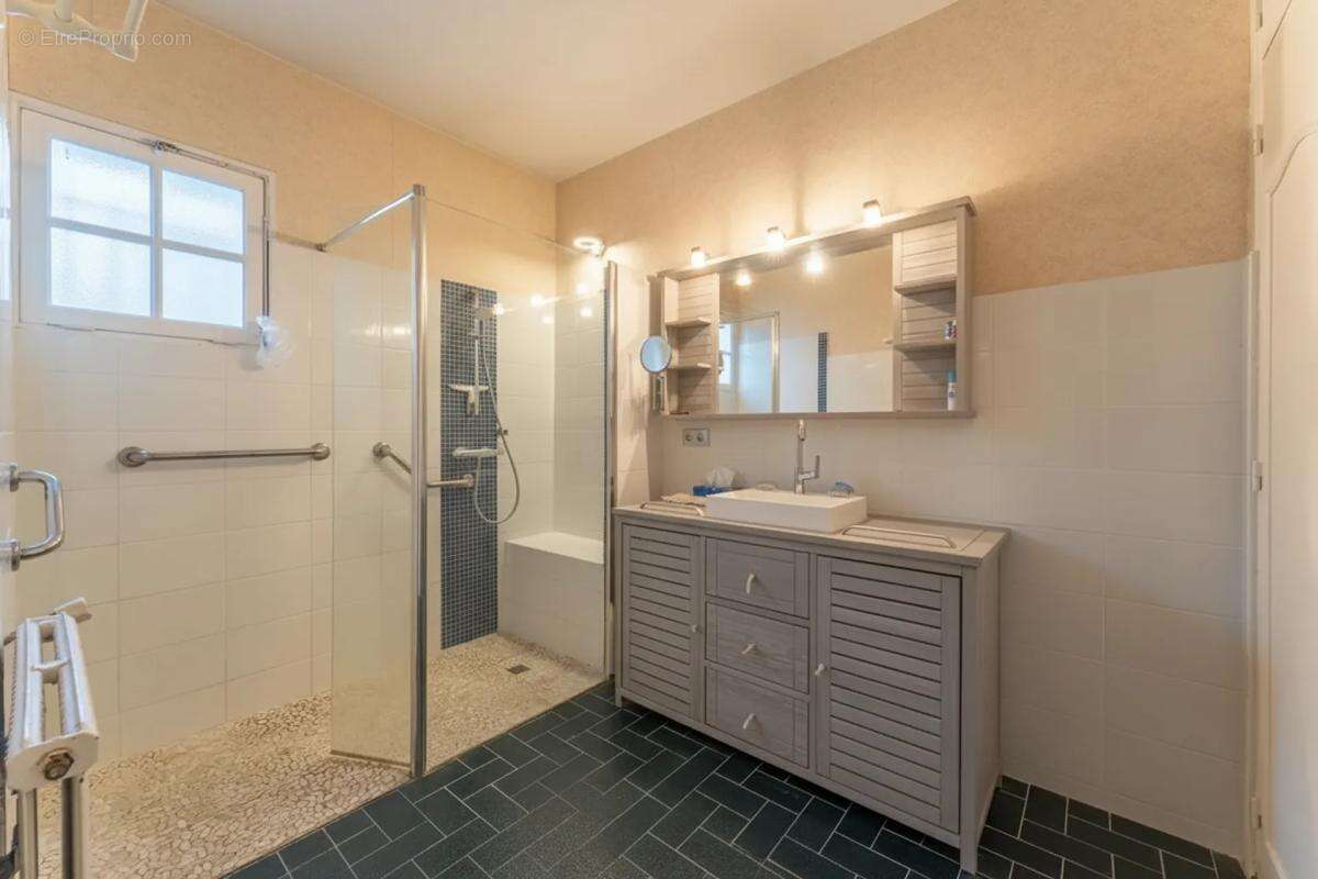 Maison 210 m² - 4 chambres  - Dépendance - Parcelle 1 300 m² - photo 14
