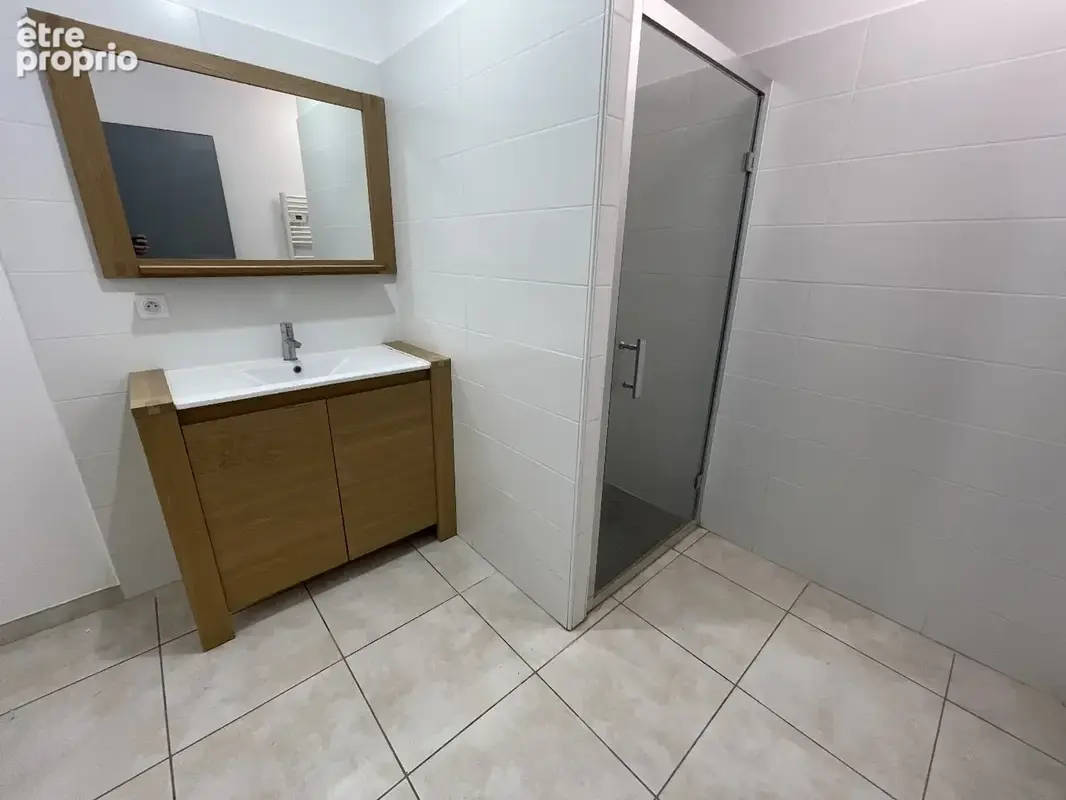 Maison de plain-pied avec extérieur ensoleillé, à proximité du centre-ville - photo 10