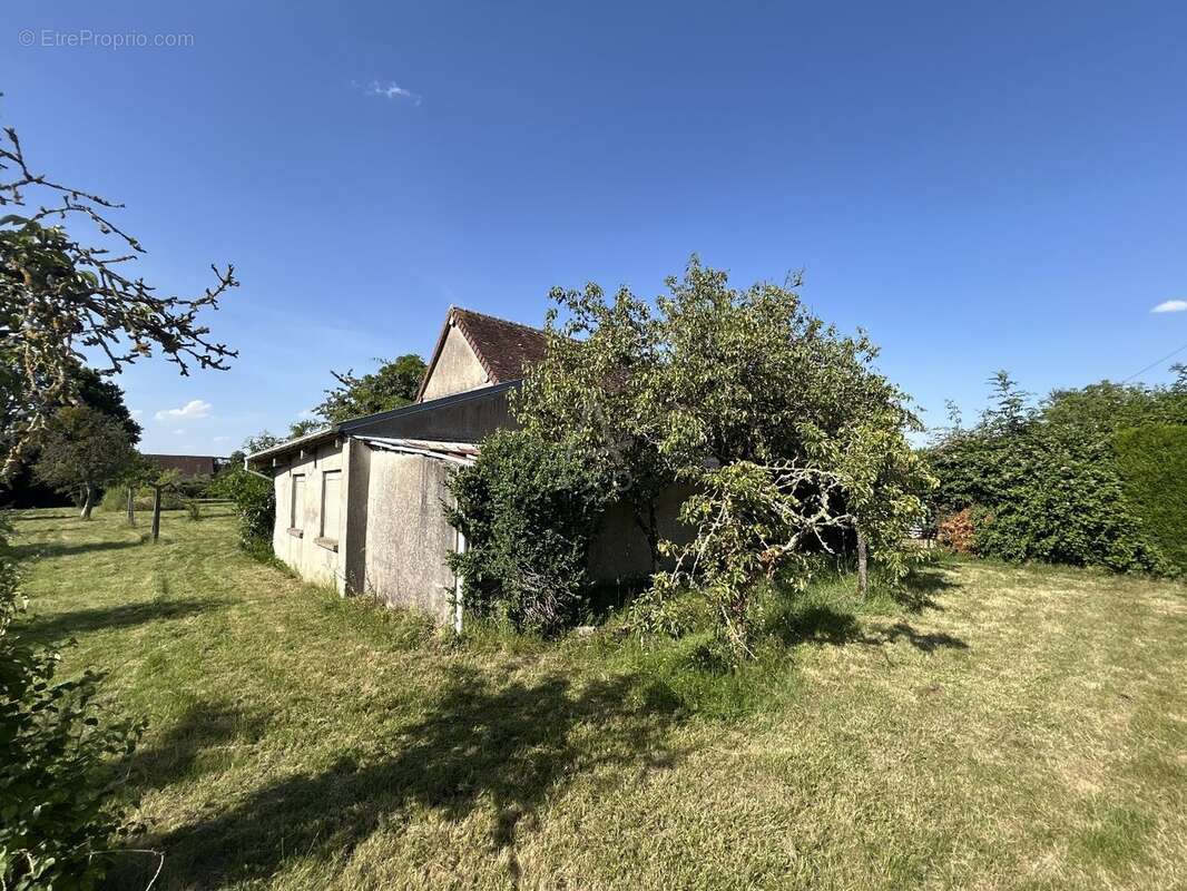 Longère en pierre à rénover  Fort potentiel à la campagne avec dépendances et terrain arboré - photo 22