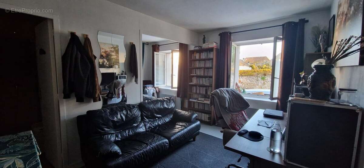 Appartement à VENEUX-LES-SABLONS