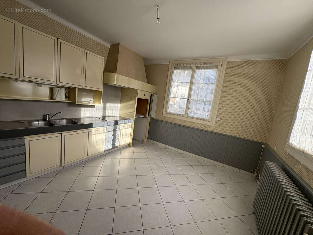 Maison à AMBRIERES-LES-VALLEES