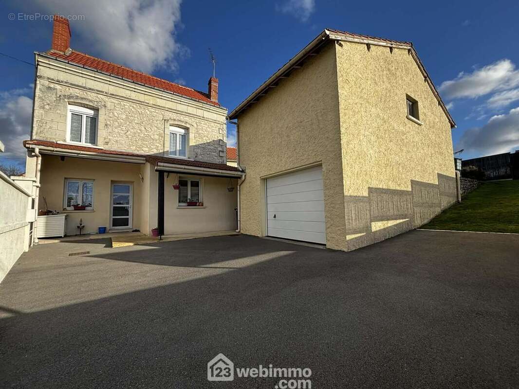 La cour goudronnée facilite le stationnement. - Maison à CHATELLERAULT