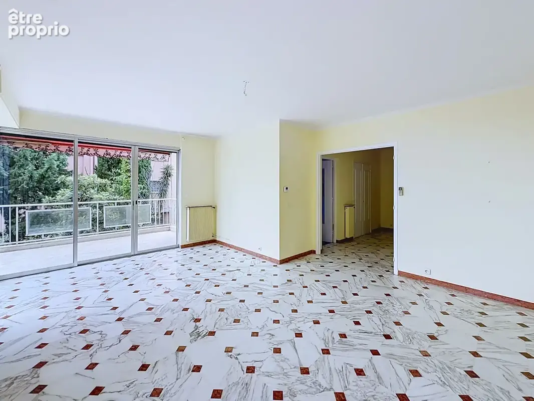 Vence   à 5 minutes à pied du centre-ville, spacieux 3 pièces avec vue mer, terrasses et garage fermé - photo 2
