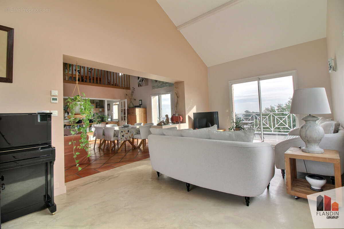 Maison à SAINT-GENIS-LAVAL