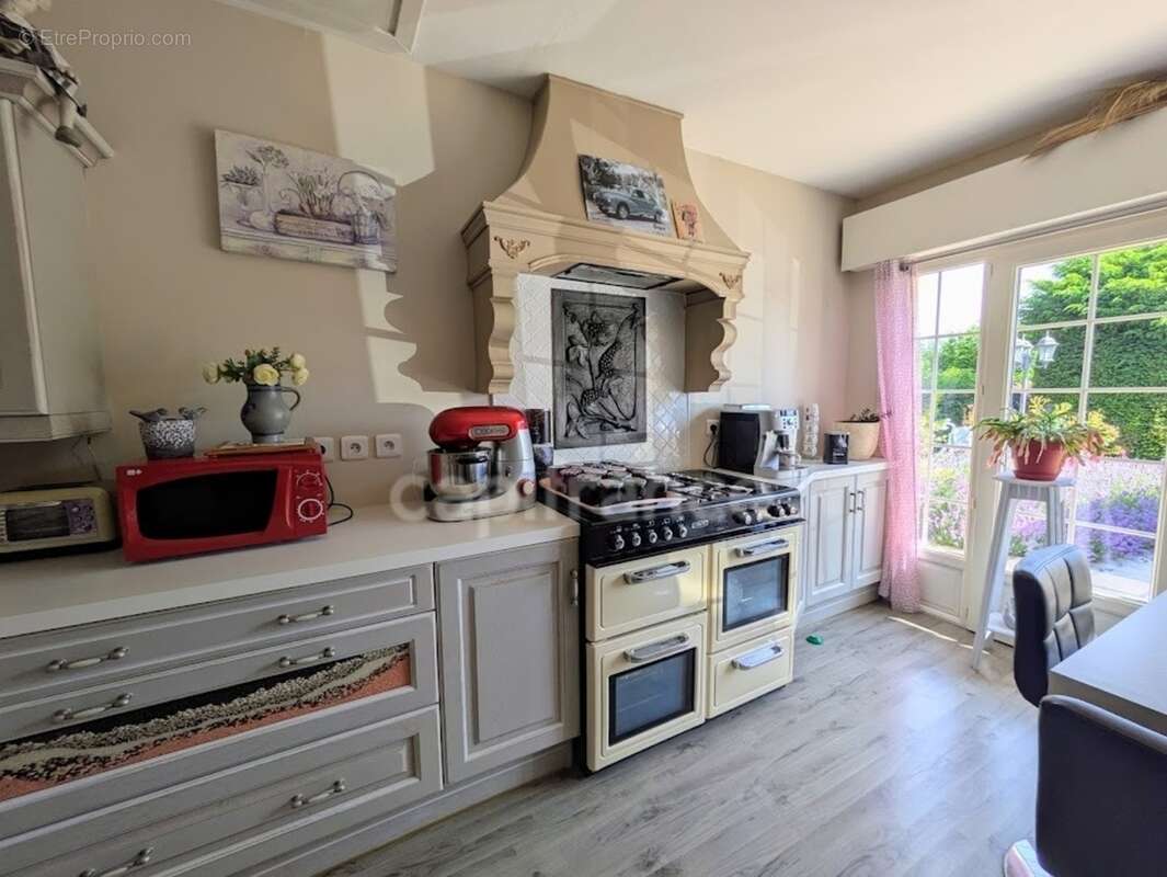COUP DE CŒUR – Maison de plain-pied de 81 m² avec jardin arboré, à 10 min de Forges-les-Eaux - photo 4