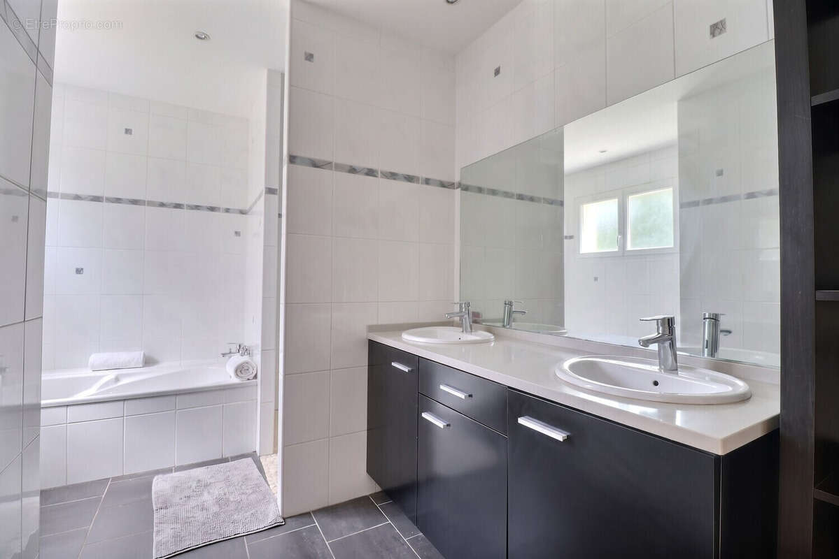 maison 5 pièces - 155 m² - Landiras - photo 9
