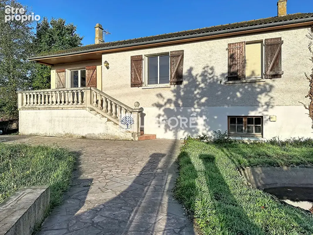 Maison avec beau potentiel, 4 chambres et double garage - La Peyratte - photo 1