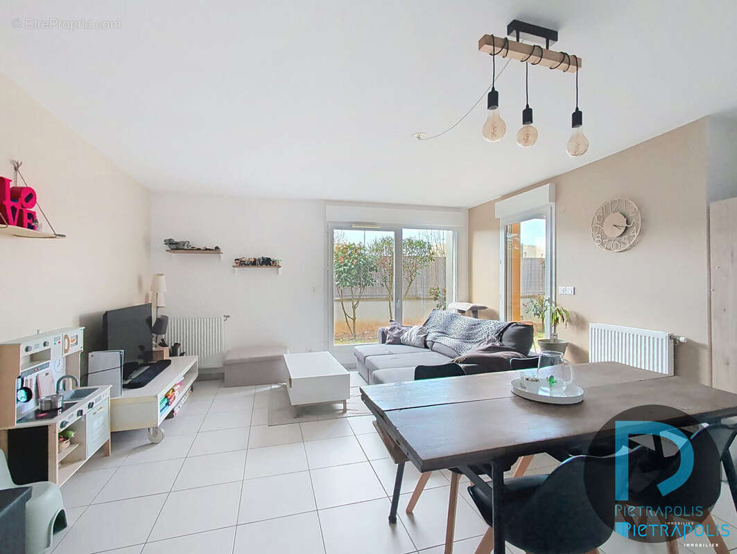SALON SEJOUR - Appartement à CHARNAY-LES-MACON