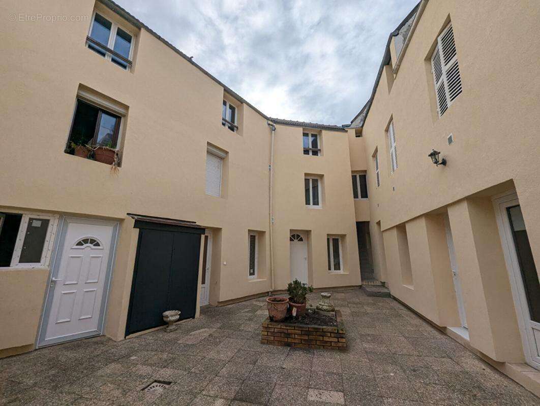 Appartement à CHANTELOUP-LES-VIGNES