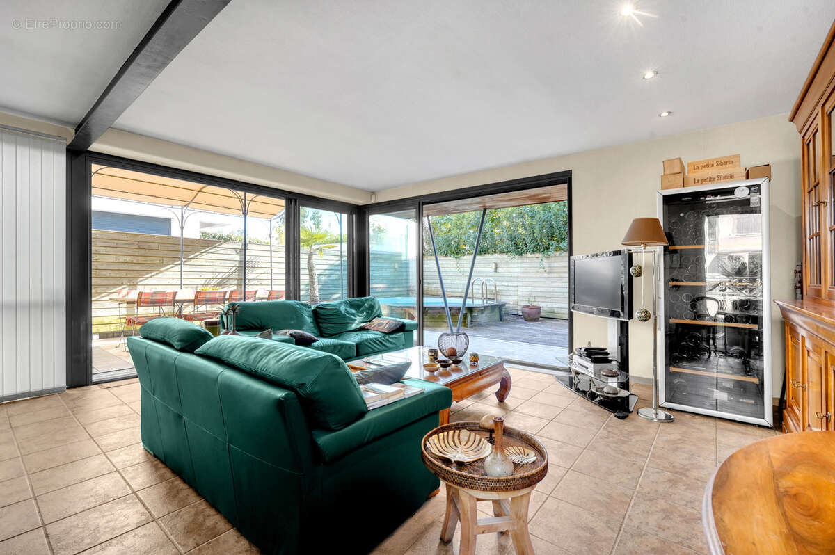 Maison familiale rénovée   Secteur Saint-Exupéry - L'Ormeau   135 m2 habitables   terrasse et piscine - photo 4