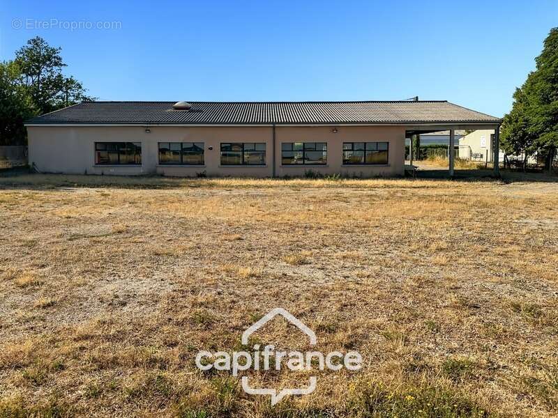 Local/bureau à vendre de 480 m2 sur 4027 m2 de terrain - photo 2