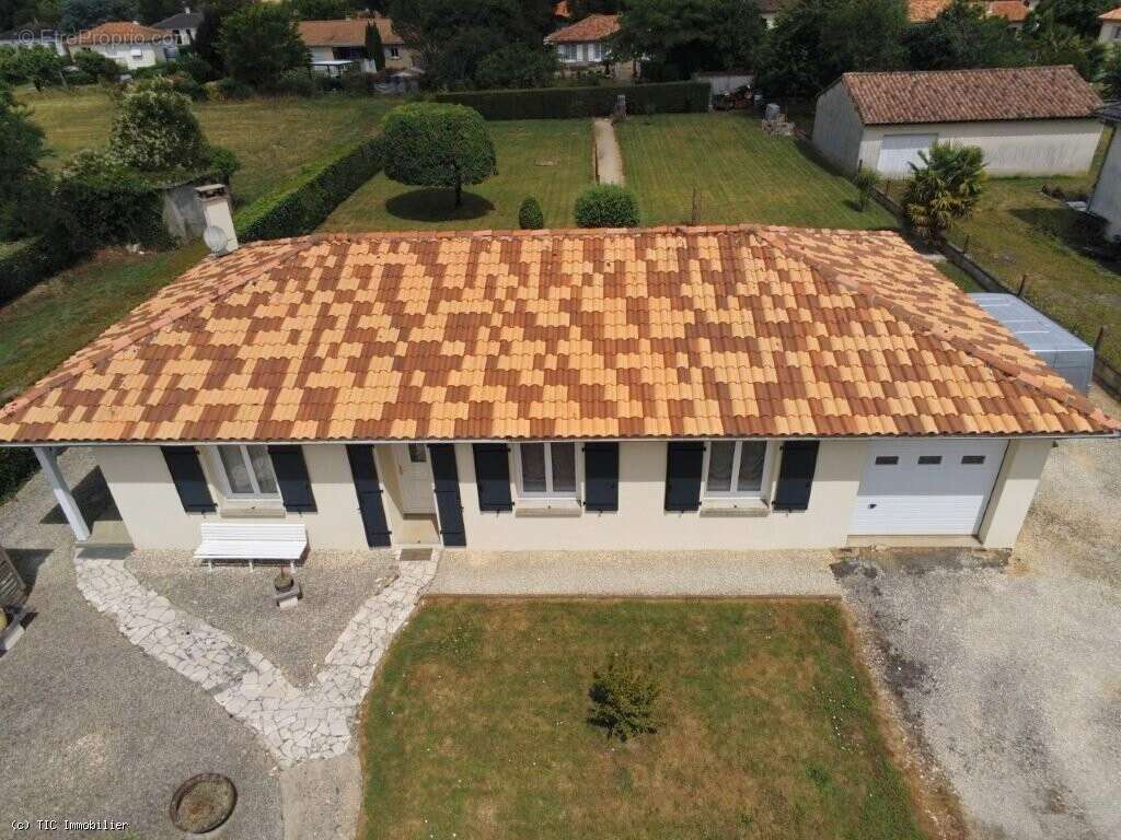 Verteuil-Sur-Charente : Pavillon de Plain-Pied, 3 Chambres et Garage. 1488m² - photo 2