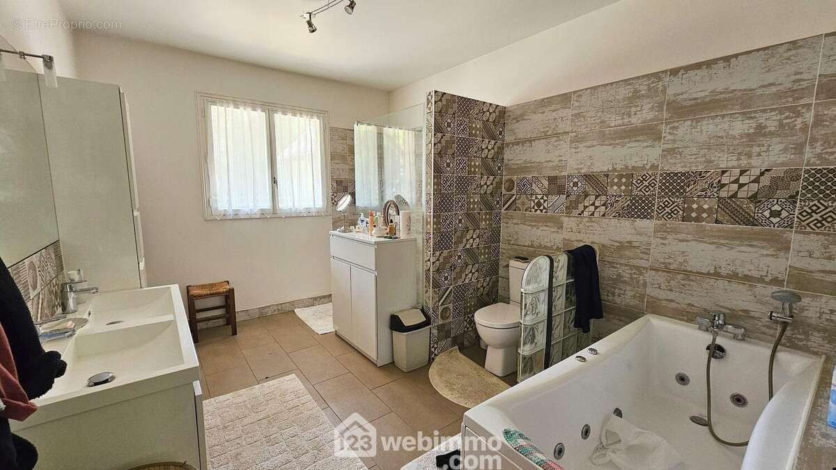 Une spacieuse salle d'eau/salle de bain/WC de 12 m². - Maison à NOISY-SUR-ECOLE