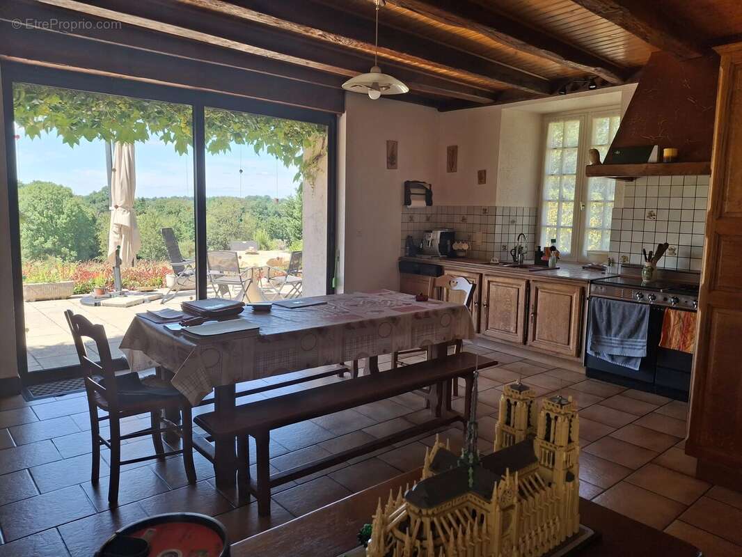2 maisons de campagne, de nombreuses dépendances et 28 hectares dans un cadre magnifique - photo 4