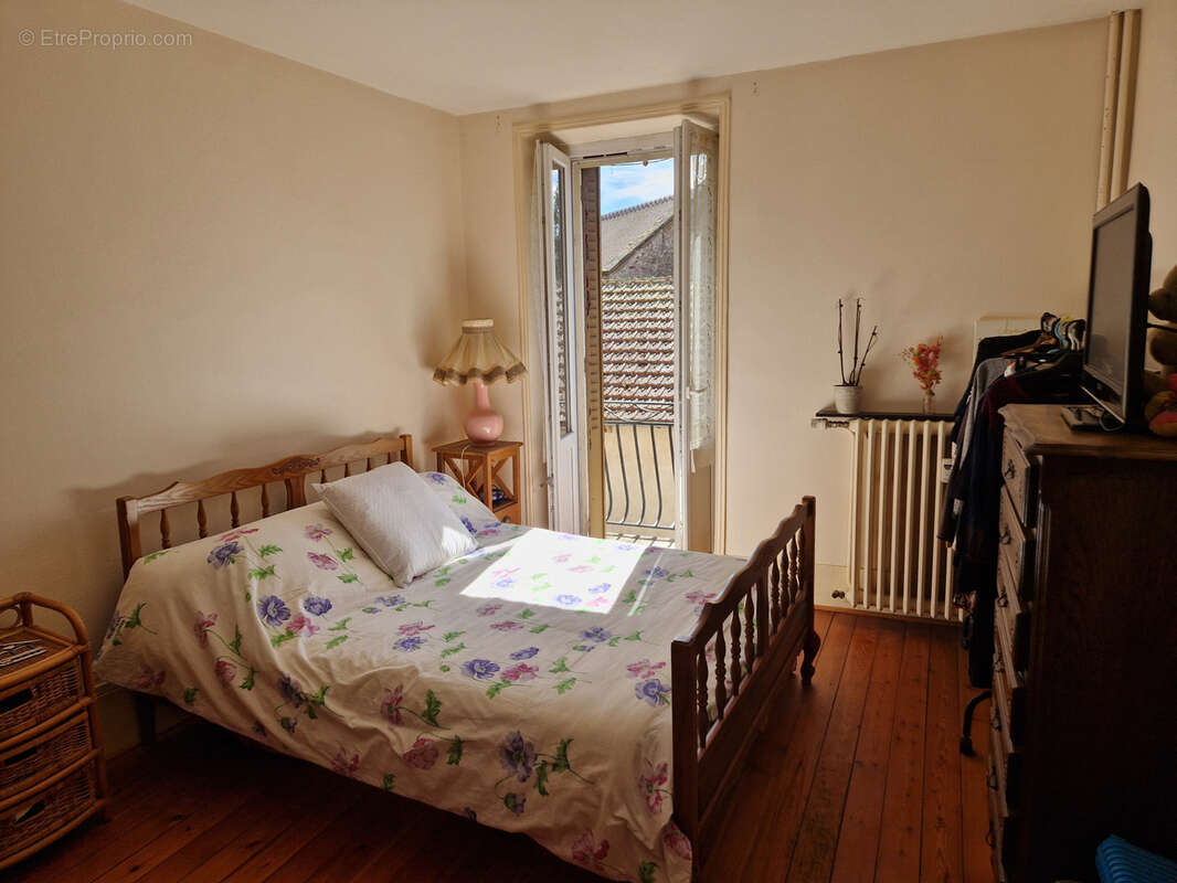 AUTUN - idéal investisseur - immeuble composé de 3 appartements, avec dépendances et cour - photo 17