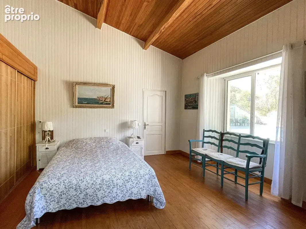Une maison en pierres autour de sa piscine - photo 4