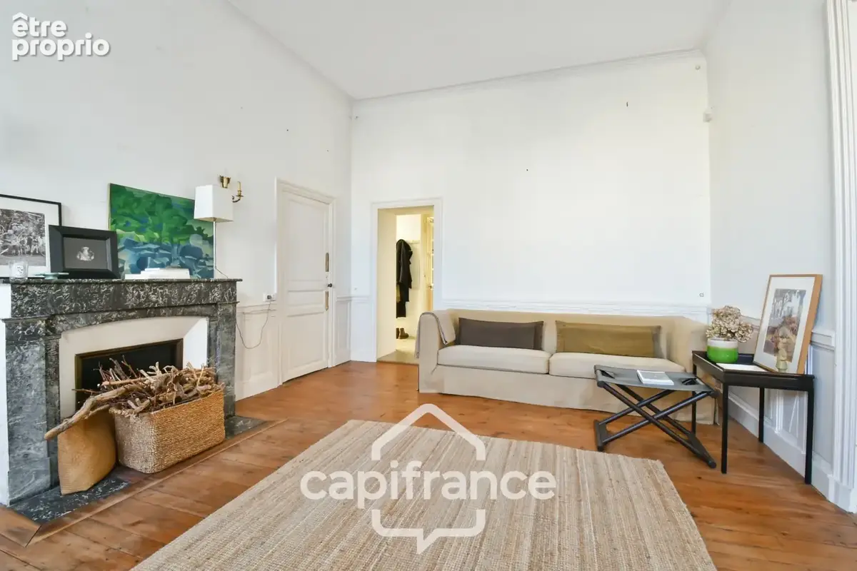 En CHARENTE MARITIME, A SAINT JEAN D'ANGELY (17), Maison de caractère à vendre 12 pièces  avec jardin, proche commerces - photo 6